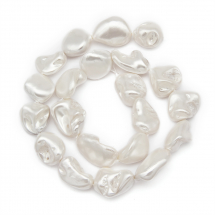 Koraliki Shell Pearl Polerowany Samorodek, Biały Dymny, 9-28x8-27x7-20mm, Otwór 1mm, około 17szt/38cm/sznur (13WB20827)