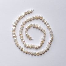 Koraliki Naturalne Perły Słodkowodne, Keshi, Kwiatowy biały, 5-7x4-5x3-4mm, 75szt/35cm/sznur (13WB32705)