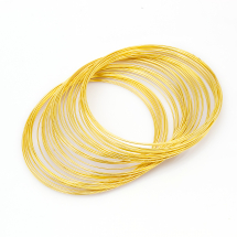 Drut Pamięciowy do Bransoletek, Stalowy, Kolor: Złoty, 70x0.5mm, 50żeberek (13WB31757)