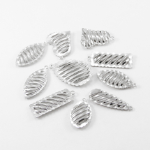 Zawieszka Metalowa 30-33x11.5-20.5x3-5mm Otwór 1.5mm Kolor: Platyna 50szt (13WB15829)