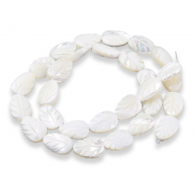 Koraliki z Morskie Masy Perłowej Liść Kolor: Kremowobiały 14-15x10x4mm Otwór 0.7mm 28szt/41cm/nić (13WB27754)