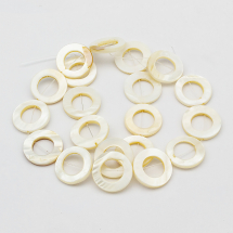 Koraliki z Morskiej Masy Perłowej Pączek Kolor: Biały 20-20.5x2.5-3mm Otwór 0.6mm 20szt/40cm/nić (13WB27762)