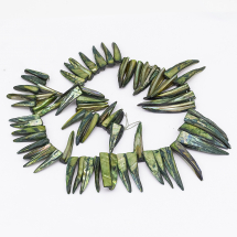 Koraliki Masa Perłowa Rzeki, Kieł, Barwione, zielone, 20-40x4-8x4-7mm, Otwór 1mm, około 70szt/sznur (13WB28005)